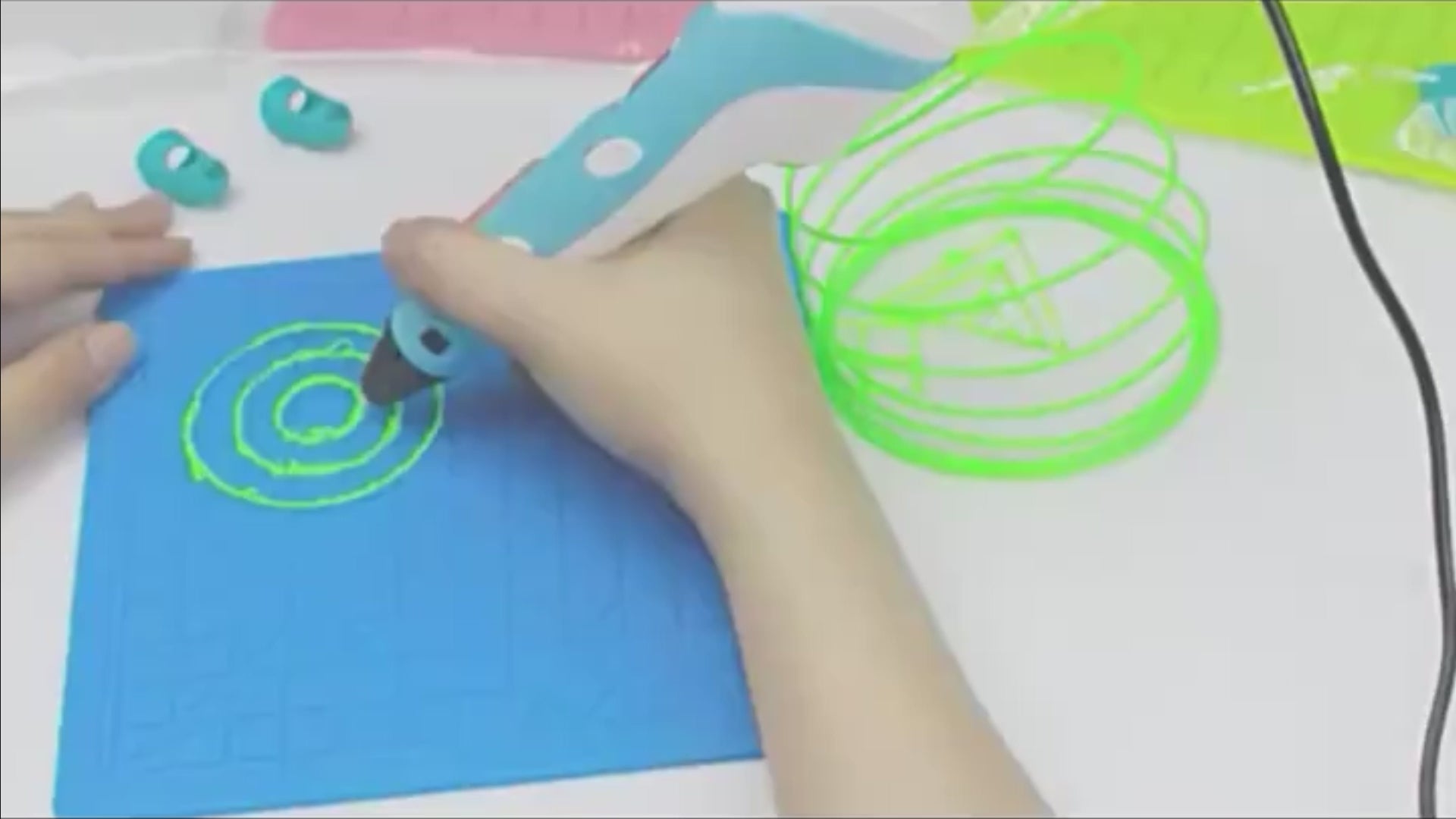 Niño dibujando figuras con lápiz 3D seguro y fácil de usar